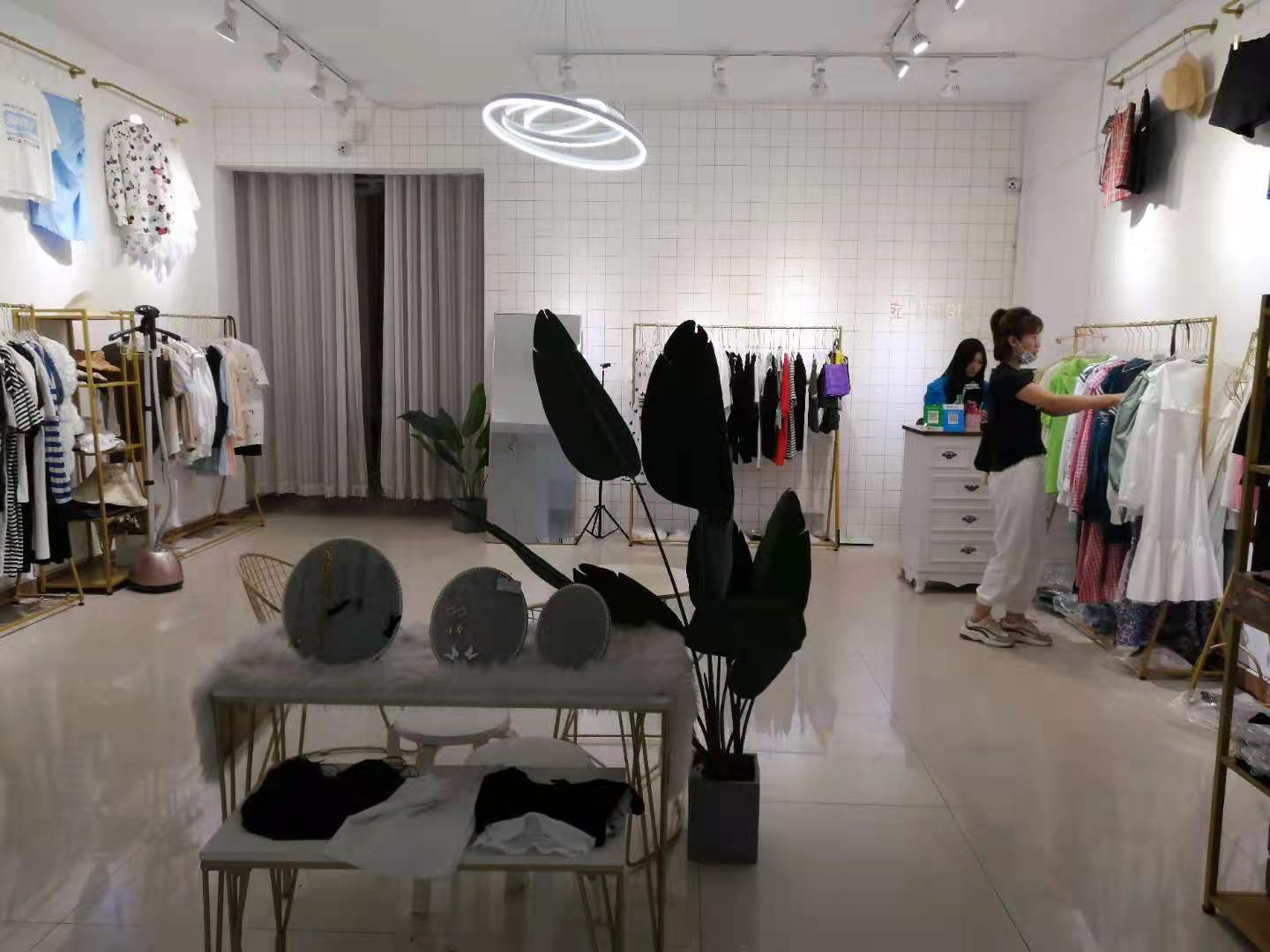 ���г��⣨λ����Խ�����Ʊ��أ�